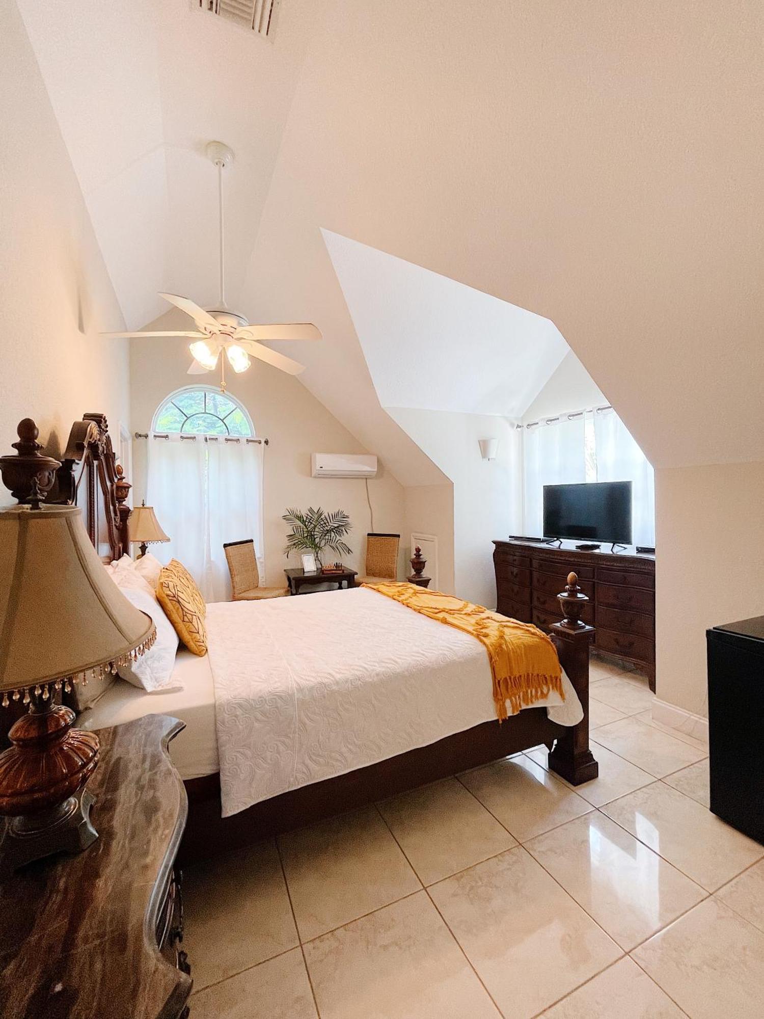Shangri-La Boutique Bed & Breakfast West Bay Buitenkant foto