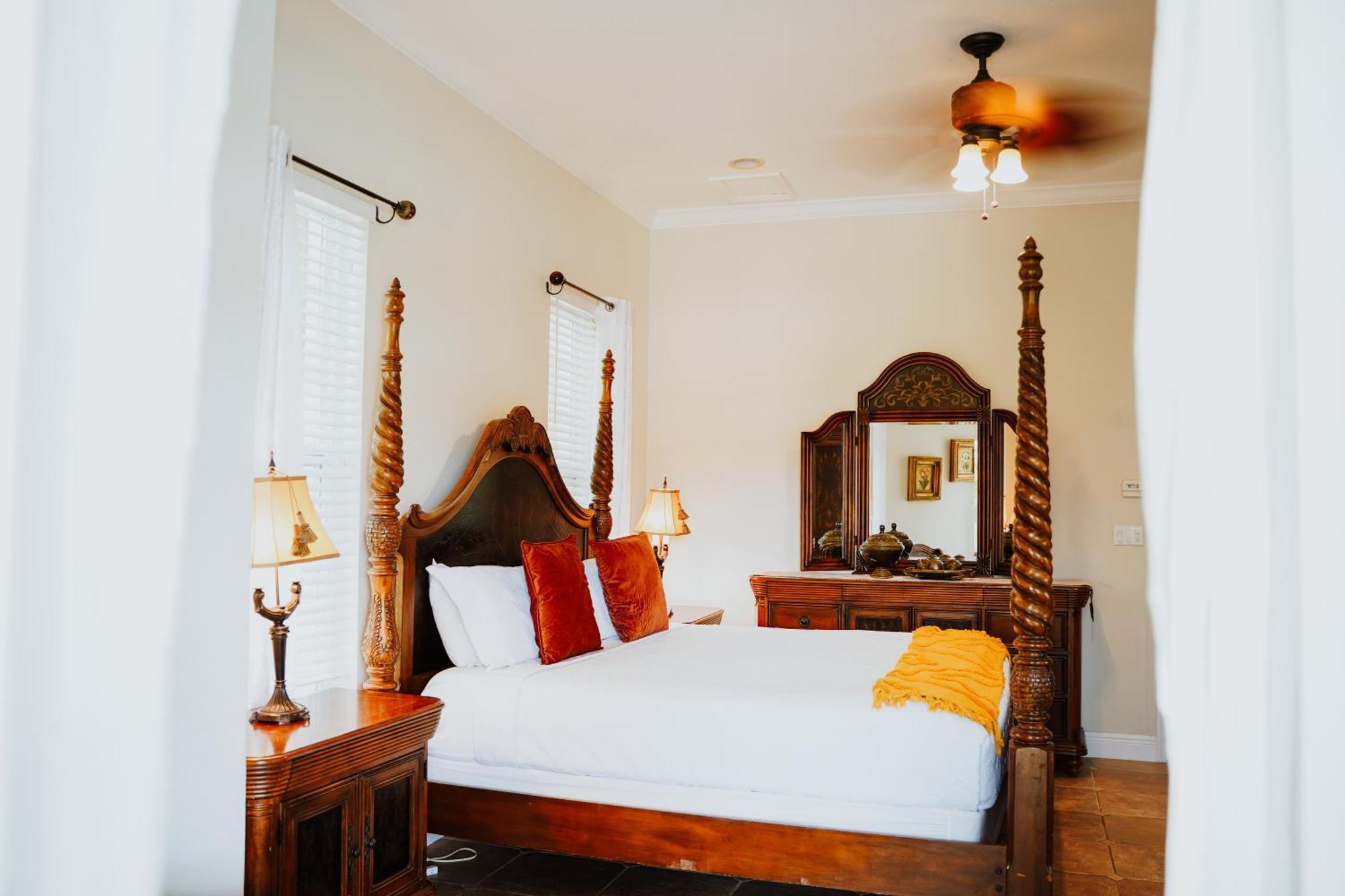 Shangri-La Boutique Bed & Breakfast West Bay Kamer foto
