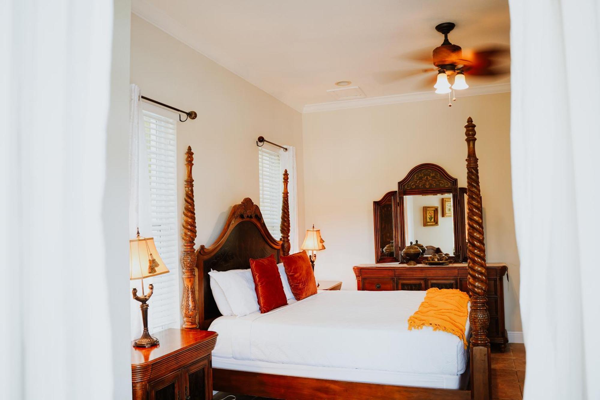 Shangri-La Boutique Bed & Breakfast West Bay Buitenkant foto